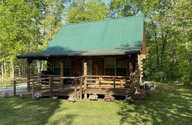 Calming Cabin: Relaxing | Peaceful | Convenient to The Caverns & Waterfalls/Hiking