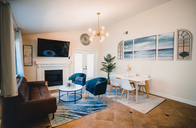 Calming Coastal Oasis 3-bed 2-bath near central Sacramento, EV charger