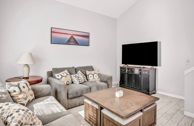 Calming dog-friendly with patio, pool, W/D, kitchen, & central AC - golf nearby