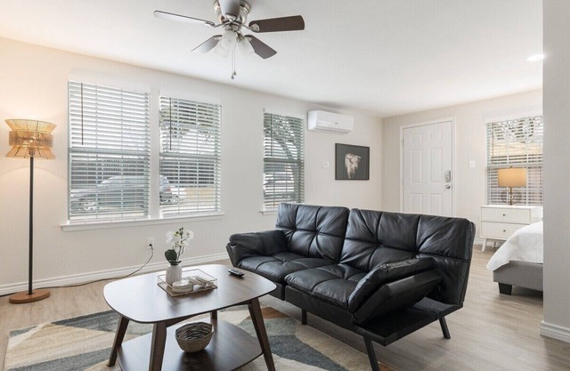 Calmont Urban Guest Farmhouse - 5 Min. to Downtown!