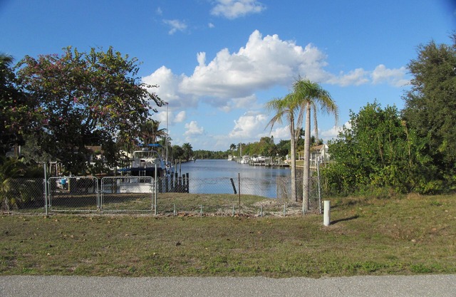 Caloosahatchee Boaters: Tropischer Bungalow mit Blick auf das Wasser