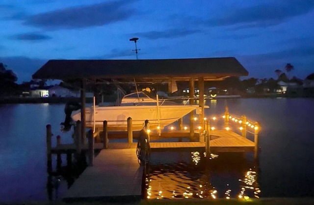 Caloosahatchee River house with stunning water views, minutes to beaches.