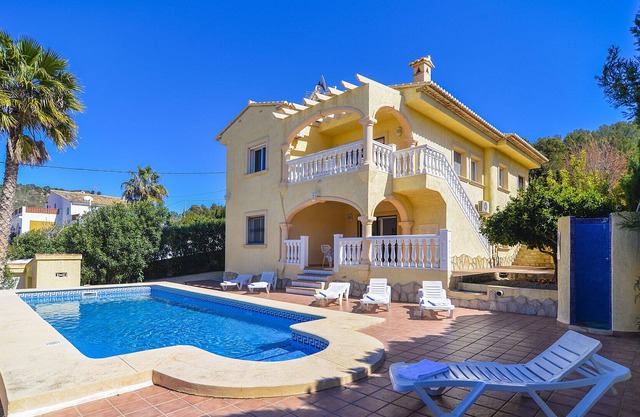 Calpe: Große Villa. Ruhige Lage in der Nähe der Küste. Deckenventilatoren, Klimaanlage, privatem Pool und Grillplatz.