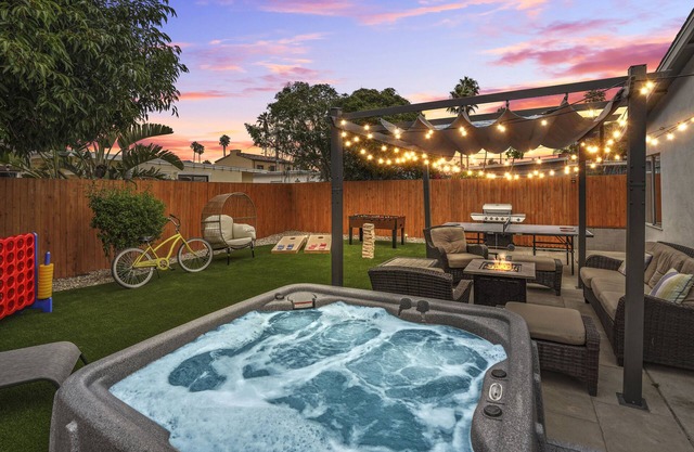 Calypso Breeze, Hot Tub, Fire Pit, Games, 2 King Bed, 1 Minute Walk to the Beach