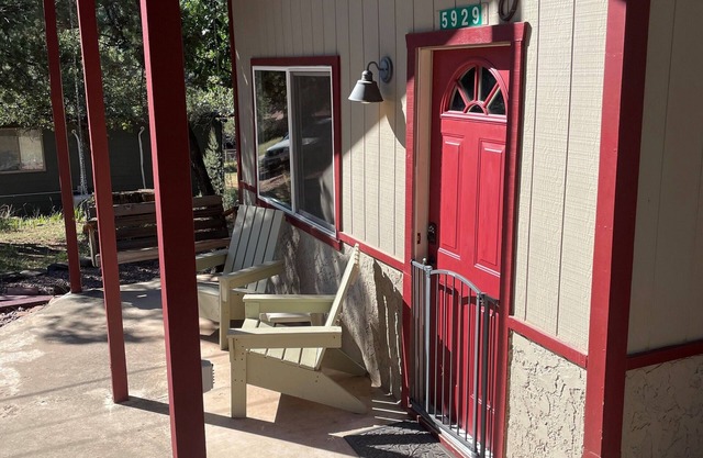 Calypso's Hideaway in delightful Pine with WiFi, AC