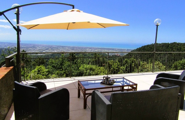 Camaiore - Splendid villa with pool and sea view...