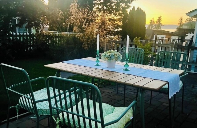 Camano Island Cottage - Madrona Beach