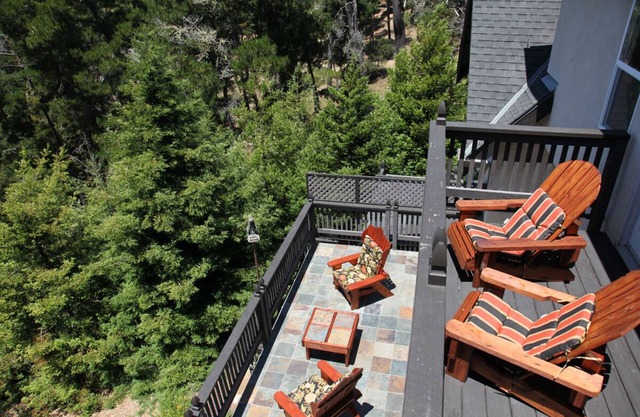 Cambria Ocean View Tudor auf bewaldeter Konserve