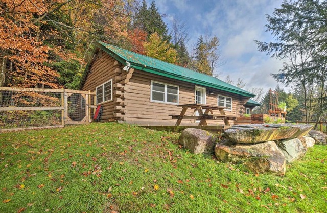 Cambridge Cabin Less Than 2 Mi to Smugglers Notch!