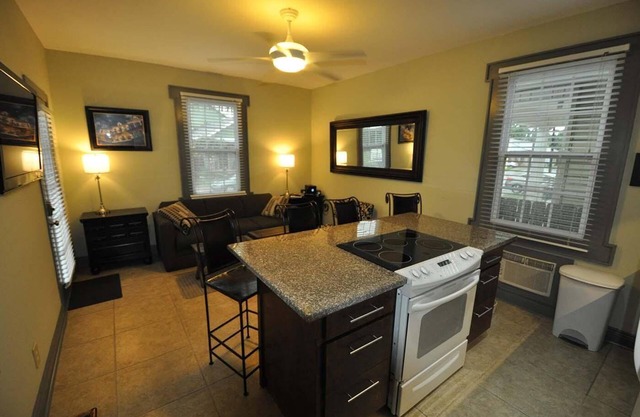 NOLA Historic Area 1 Zim / 1ba apt. in Crescent Moon Villas