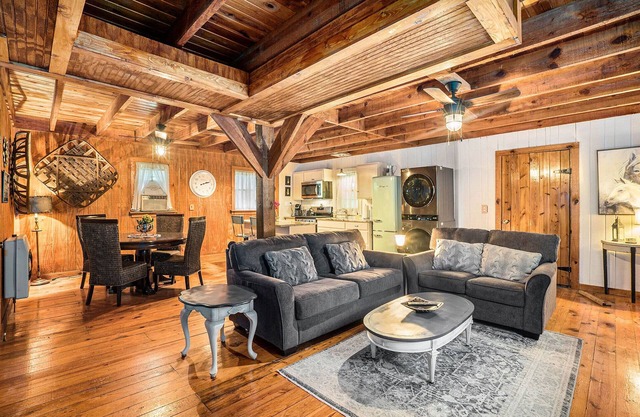 Cameo Cottage- Storybook 2 Bedroom / 2 Bath Mountain Getaway