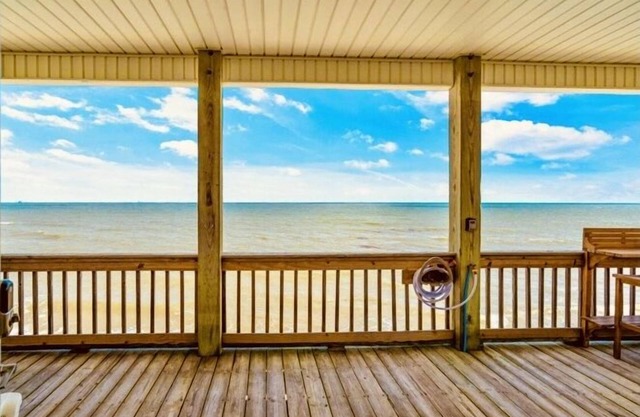 Cameron Oceanf pet friendly home near Holly Beach