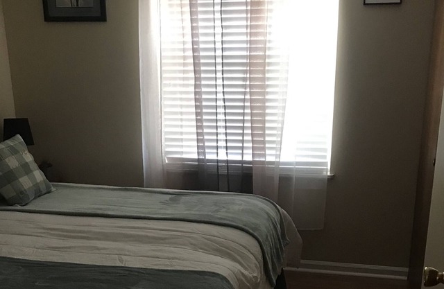 Camille Cozy Cabin, 20 minutes from Fort Jackson, located Northeast Columbia,
