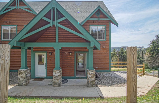 2 Schlafzimmer, 2. 5 Bäder: Ski In / Ski Out, Gaskamin, Camp 4 Hot Tub. Master Schlafzimmer: Pillowtop K