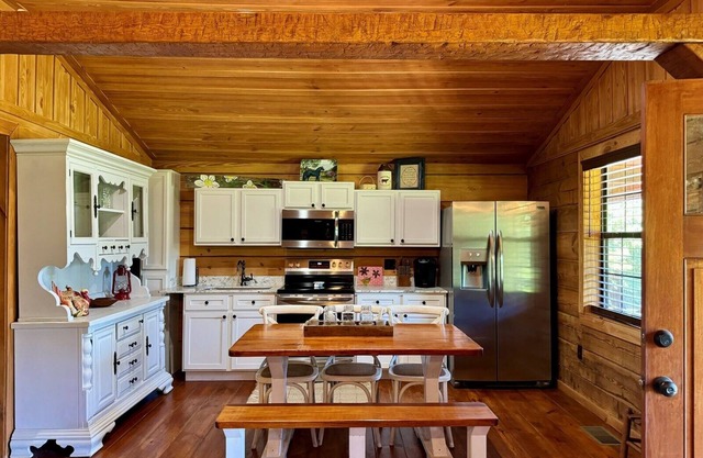 CAMP 98 - Charming 2-bedroom cabin with AC, WiFi in lovely Beatrice