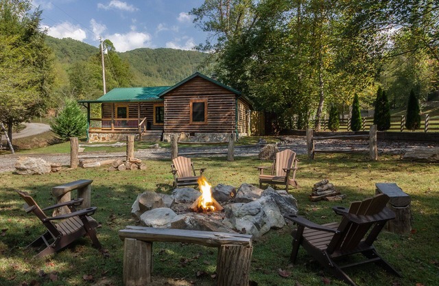 Camp Brannum ist Ihr Smoky Mountain Basislager, weniger als 5 Minuten vom Nationalparkeingang entfernt