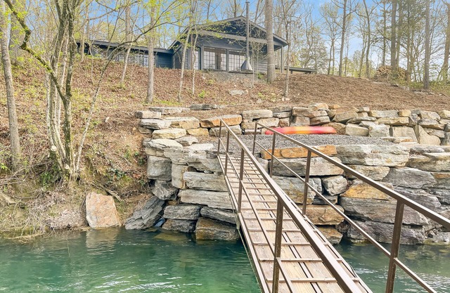Camp Chinkapin ~ total privacy w/ dock on Little Red River