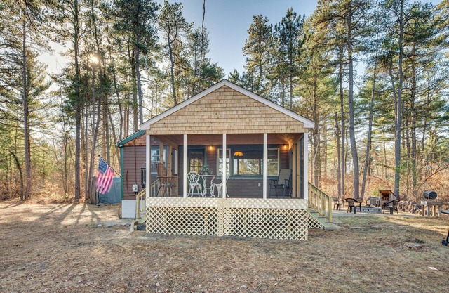 'Camp Crescendo' Rustic Waterboro Cabin By Lake