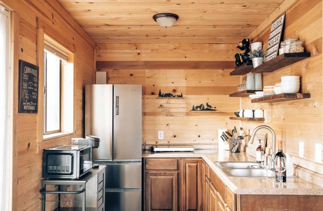 Camp Gnaw, Cozy 2-bedroom Tiny Cabin Wilderness Retreat