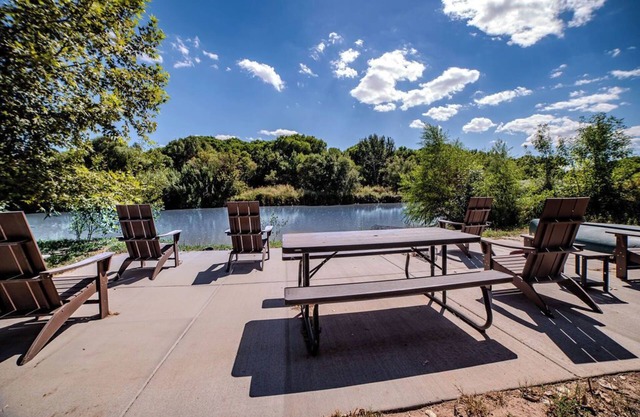 Camp Verde River Retreat on River,2 blocks to Downtown AC,WIFI, Kayaks, Fishing