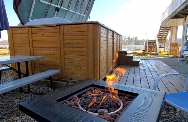 Lakefront Feuerstelle, Kajaks, Schwimmbad Whirlpool Whirlpool, Grill. Volleyball