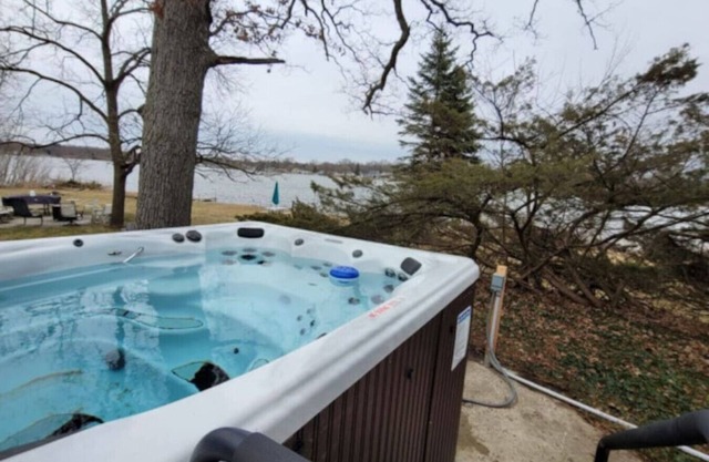 Campau Lake 2 cottage 2 king, hot tub, pool, kayak