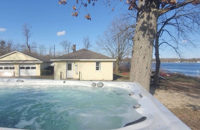 Campau Lake Studio Sunshine King Bed Bunk House