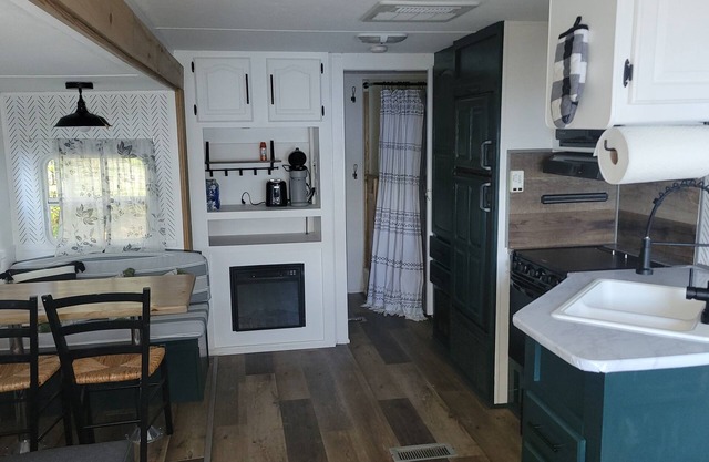 Cute Camper with AC Steps From the Water in Lee