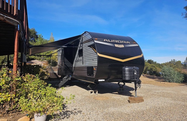 Camper RV w/ Hot Tub on Ramona Homestead
