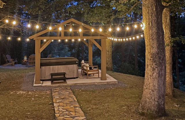 Campfire Creek Cottage | Toccoa River Access Cottage-Hot Tub-Wifi