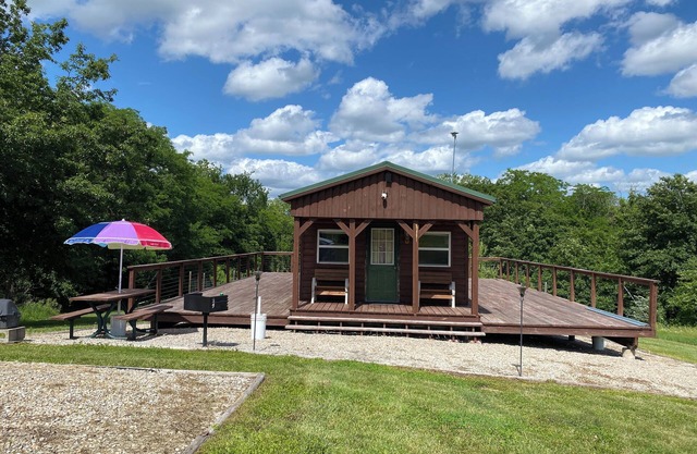 Campground with a Cabin and a Treehouse just 1 hour from Kansas City airport