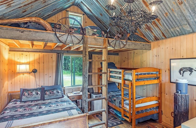 Camping cabin on lakefront ranch in Sandpoint