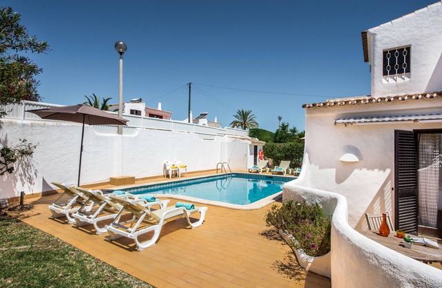 Campos- 3 bedroom villa with private pool walking to Coelha beach
