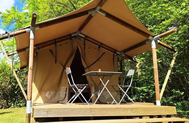 Campsite Flower du Lac de la Seigneurie *** - Woodlodge Nature 1 room 2 people Without Sanitary Facing the pond