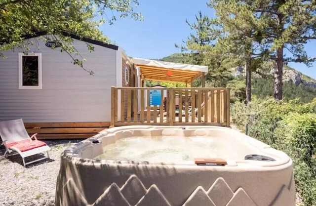 Campsite Les Princes d'Orange * - Mobil home Privilege SPA - 3 bedrooms 6 people