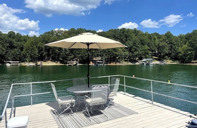Canada Cottage / Sauna Cold Plunge Firepit Fishing / South Lake Lanier