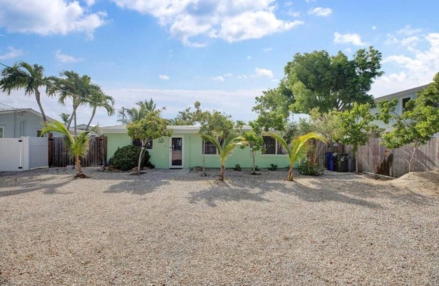 2 Schlafzimmer Oase am Kanal mit Pool und Tiki-Hütte - 128 Tequesta St.