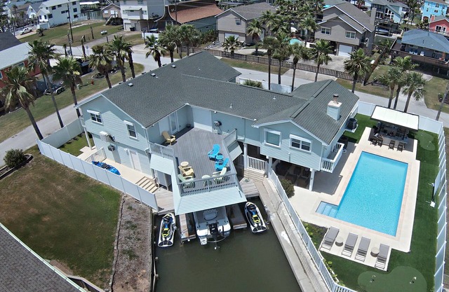 Canal in Sea Isle. Beautiful, spacious, comfortably decorated beach house