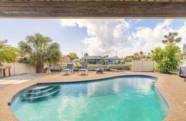 Canal waterfront newly remodeled 2 bedroom guest suite with pool, patio and dock