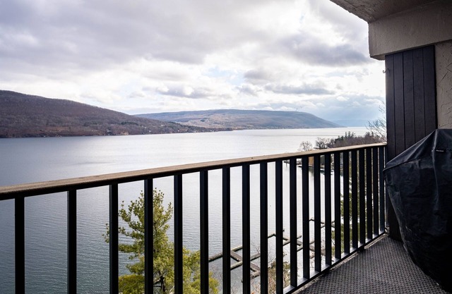 Canandaigua Lake Front Condo, Beach Access, PickleBall, Tennis, Hiking