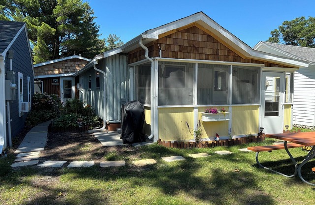 Cozy Lakeside Cottage | Boat Slip | Beach | Family