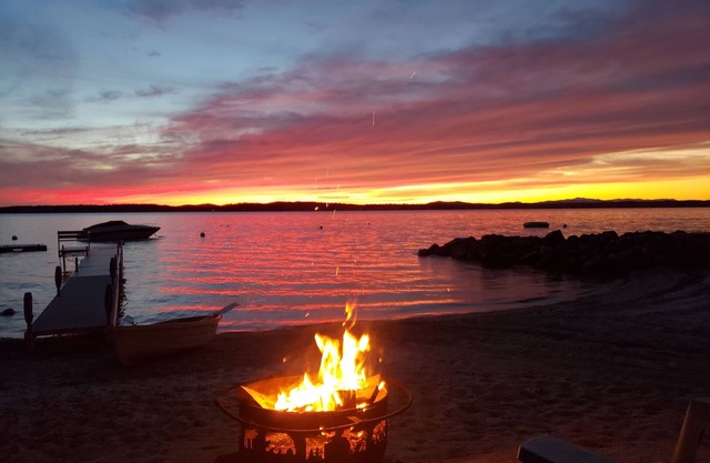 VERFÜGBAR 5.-19. JULI. Sebago Waterfront, Sonnenuntergänge, Dock, Liegeplatz und Strand
