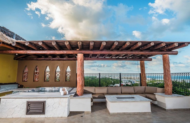 Cancun 2 Bedroom Oceanfront Penthouse--Spring Break, March 23-30, 2024!