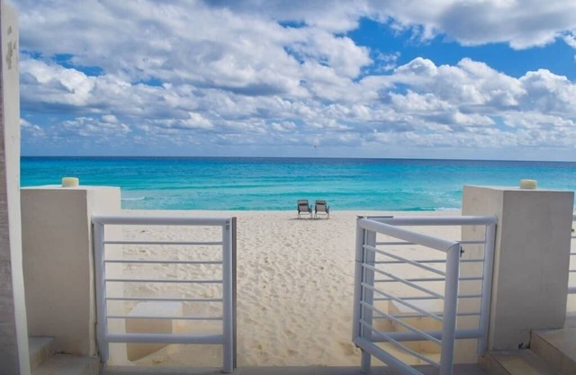 Cancun Beach 3 Brms apartment, great area, stunning beach