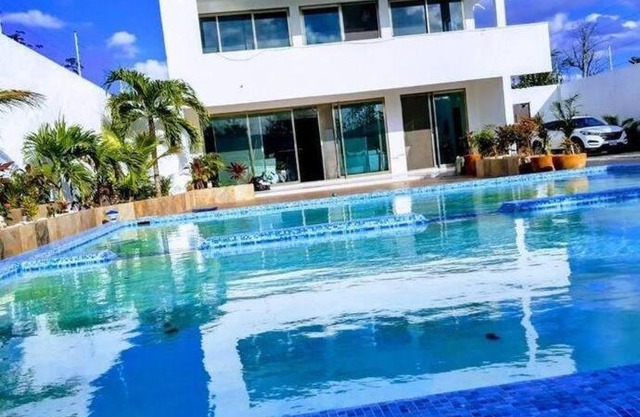 Gorgeous 5 Bedroom Oasis
