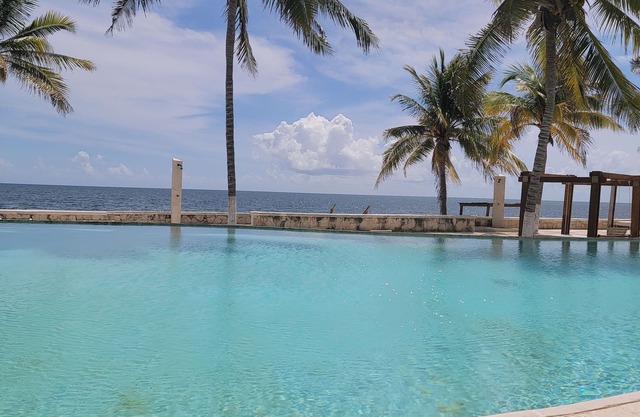 Cancun/Puerto Morelos beachfront Apartment w/Jacuzzi tub & large balcony.