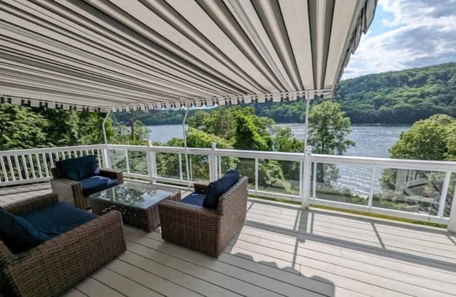 Candlewood Lake - Family Getaway with direct lake access. 3775 sqft home.