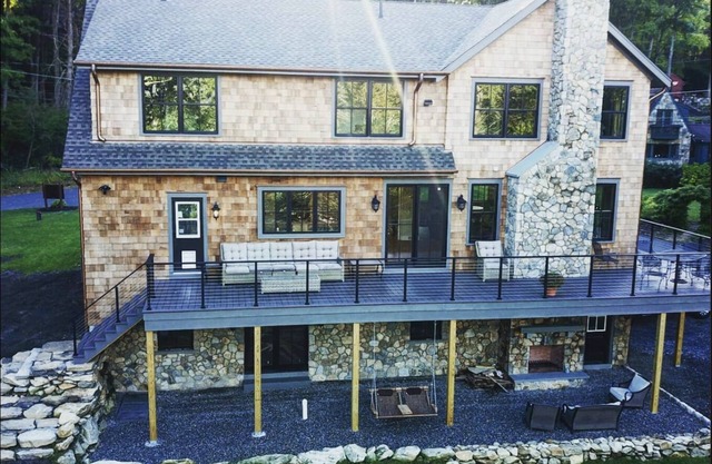 Candlewood Lake Front with Dock,Chef's Kitchen. Sleeps 12