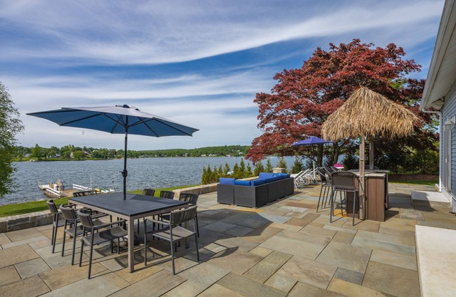 Candlewood Lakefront 3bd/ 2 bath house w/ 180 degree views!