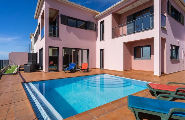 Canhas Views Pool and Barbecue